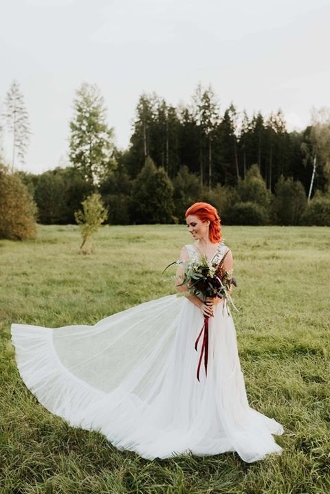 Свадьба - Blush Tulle Boho Wedding Dress With Ruffled Hemline/Bohemian Beach Wedding Dress with Cleavage and Open Back
