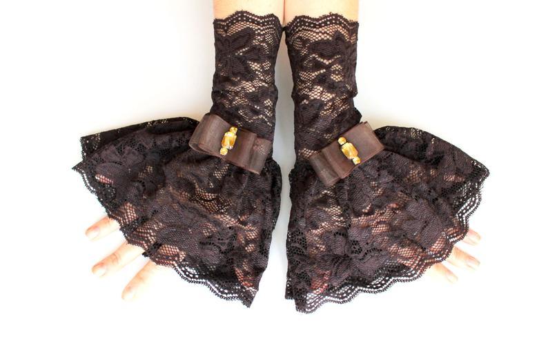 زفاف - Brown victorian lace cuff bracelet, corset arm warmers laced up, Gloves Gothic, ruffled lace steampunk gloves, pirate dark rococo gloves