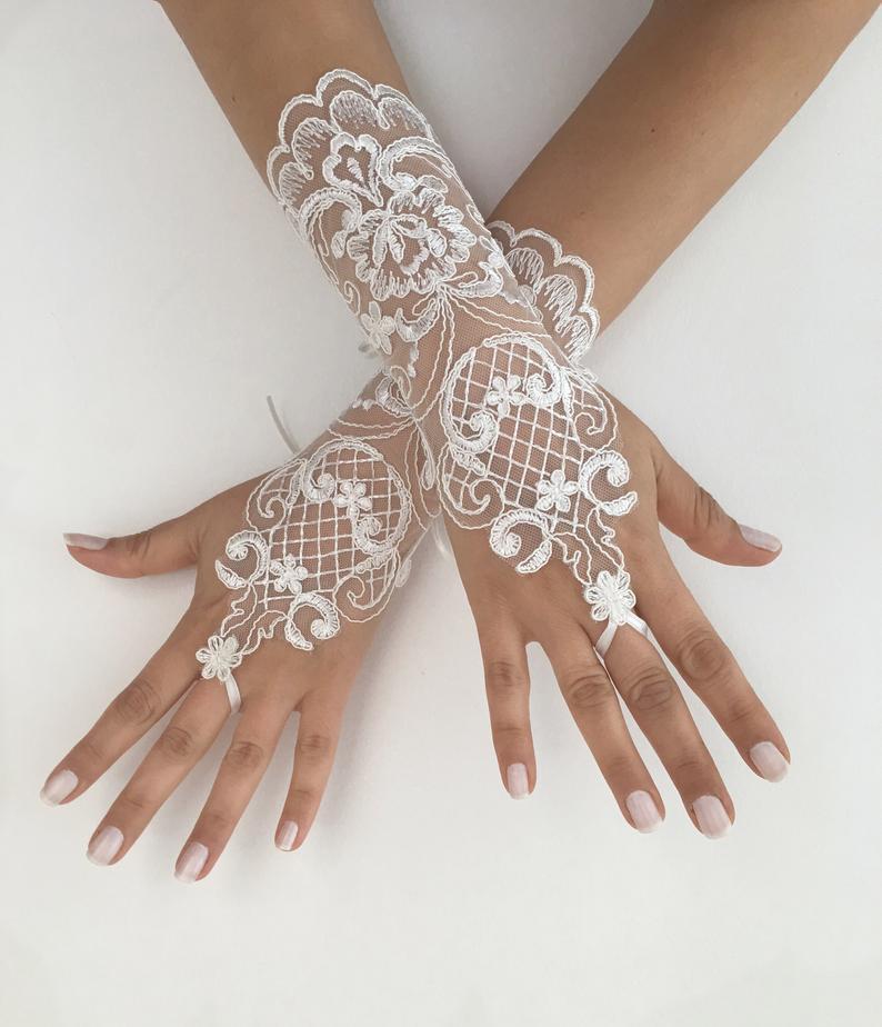 Свадьба - Unique Wedding Gloves, Ivory lace gloves, Ivory bride glove bridal gloves lace gloves fingerless gloves