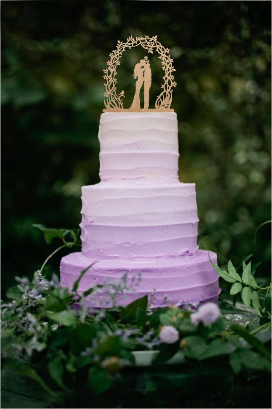 Свадьба - Flora Wreath Bride Groom Wedding Cake Topper Silhouette Couple Topper Mr & Mrs Cake Topper Rustic Wood Cake Topper Personalized Monogram