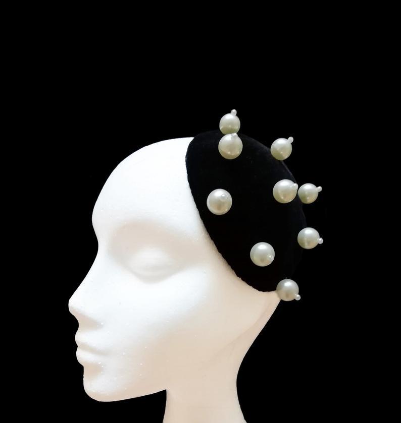 Свадьба - Black velvet fascinator. Pearl wedding headpiece.