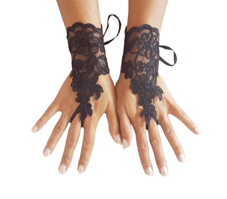 Hochzeit - Black lace gloves, Fingerless Gloves, bride, bridal gloves, Steampunk, gothic gloves, burlesque, bellydance, show girl, gothic accessories,