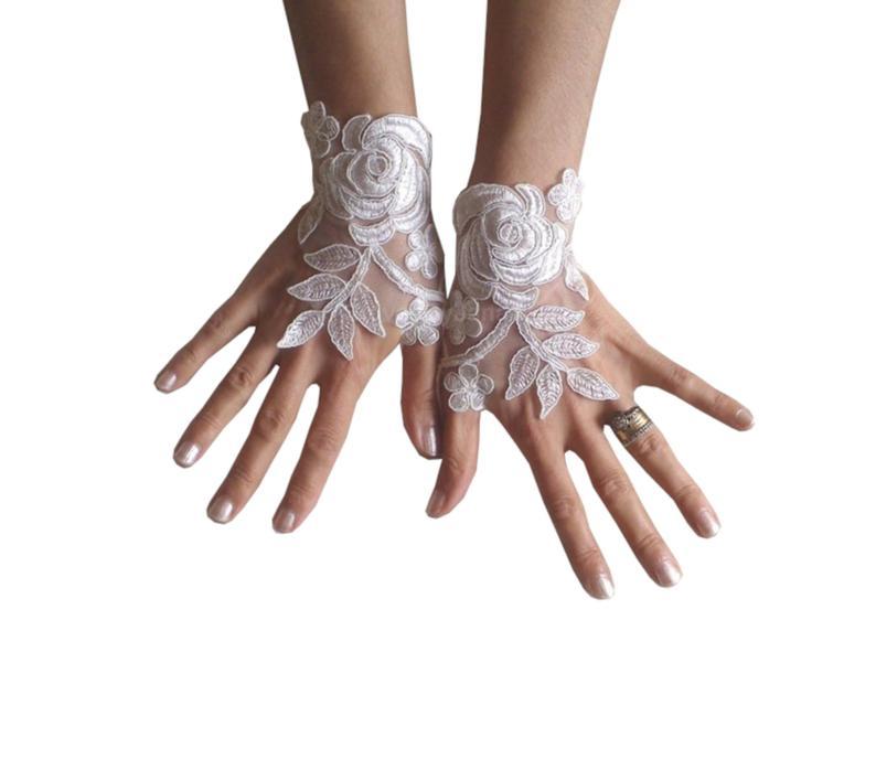 Mariage - Ivory, or white, Wedding gloves, bridal gloves, lace gloves, fingerless gloves, ivory gloves, french lace gloves, bridal cuffs, gauntlets,