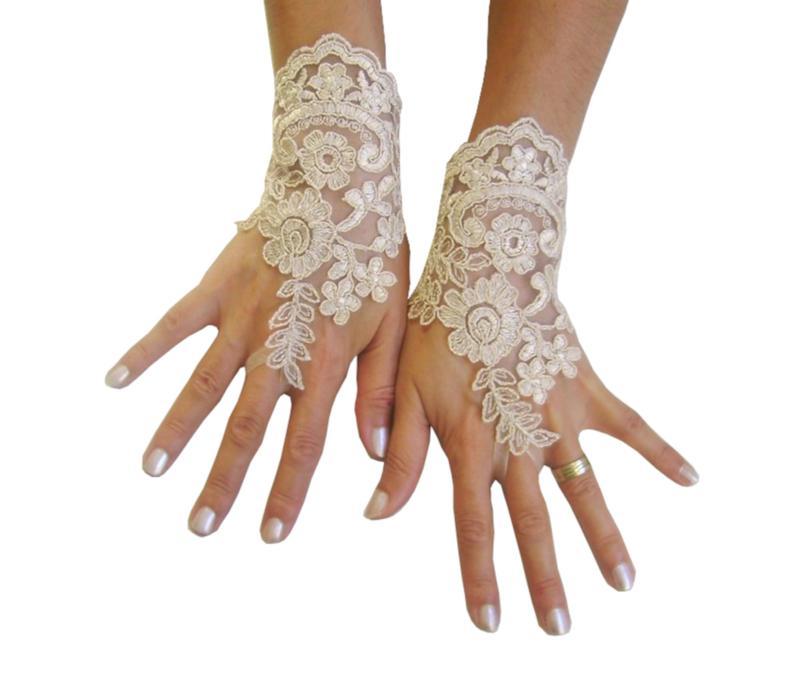 Свадьба - Champagne gloves, wedding, bridal, prom, tea party, bridesmaid gift, french lace, rustic accessories, wedding gloves, gloves lace, prom