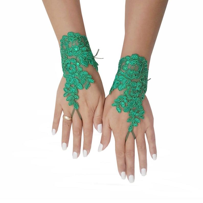 Свадьба - Christmas green lace gloves, fingerless gloves, prom, party, pine green, christmas wedding, christmas theme, bridal gift, yew year gift