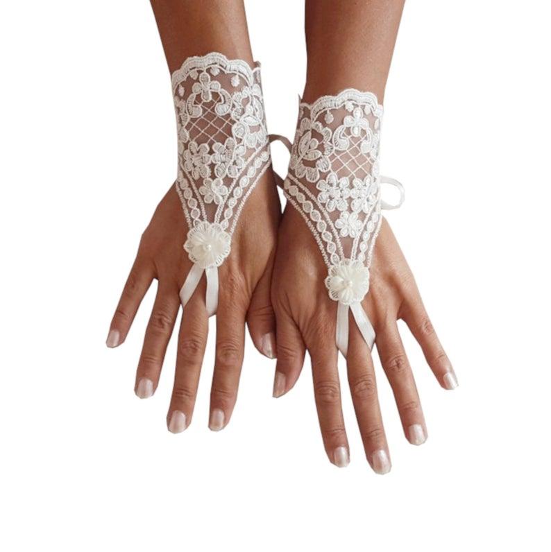 Mariage - Lace gloves, bridal gloves, wedding gloves, ivory gloves, bridal gift, floral pattern, 3d flower, pearl flower, lace gloves, bridetobe