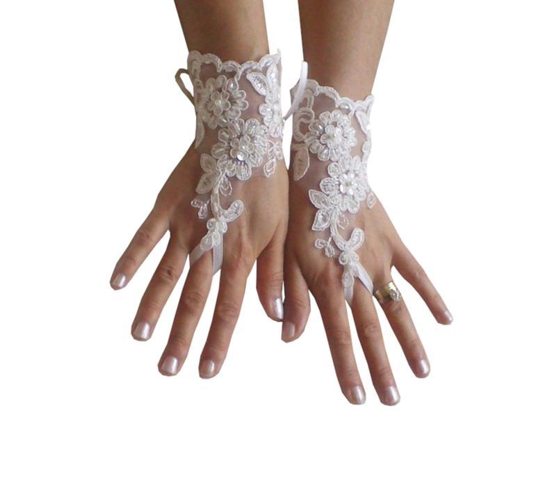 Свадьба - Ivory lace glove, bridal, wedding fingerless, french lace, gauntlets, guantes, floral, beaded, rustic, elegant, lace glove wedding, bride