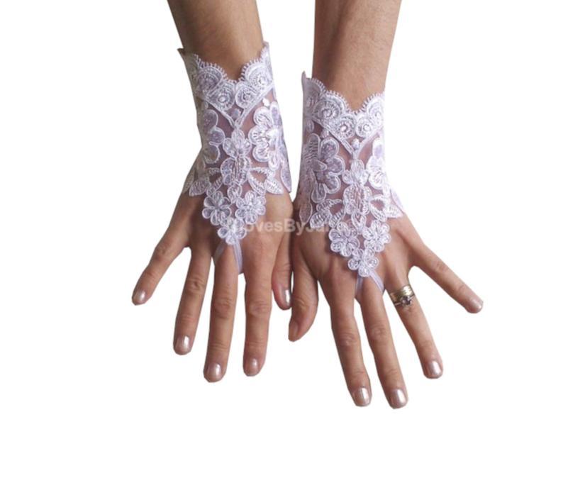 Свадьба - White Wedding gloves, bridal gloves, lace gloves, fingerless gloves, french lace gloves, snow white, bridal accessories, wedding shower