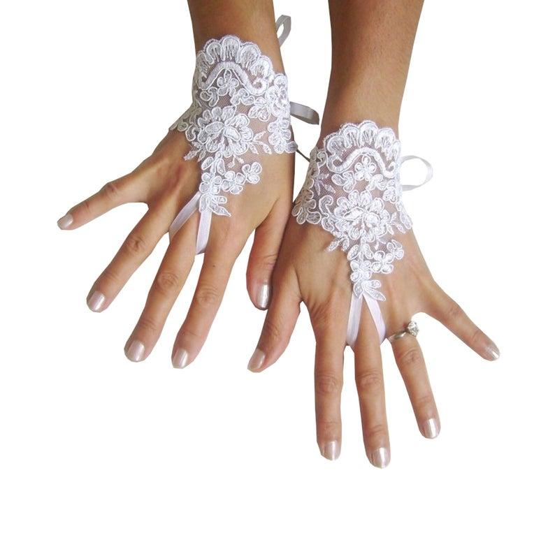 Свадьба - White Wedding gloves, bridal lace fingerless, french lace, cuff, gauntlets, fingerloop, snow white, glove lace, embroidery gloves, party