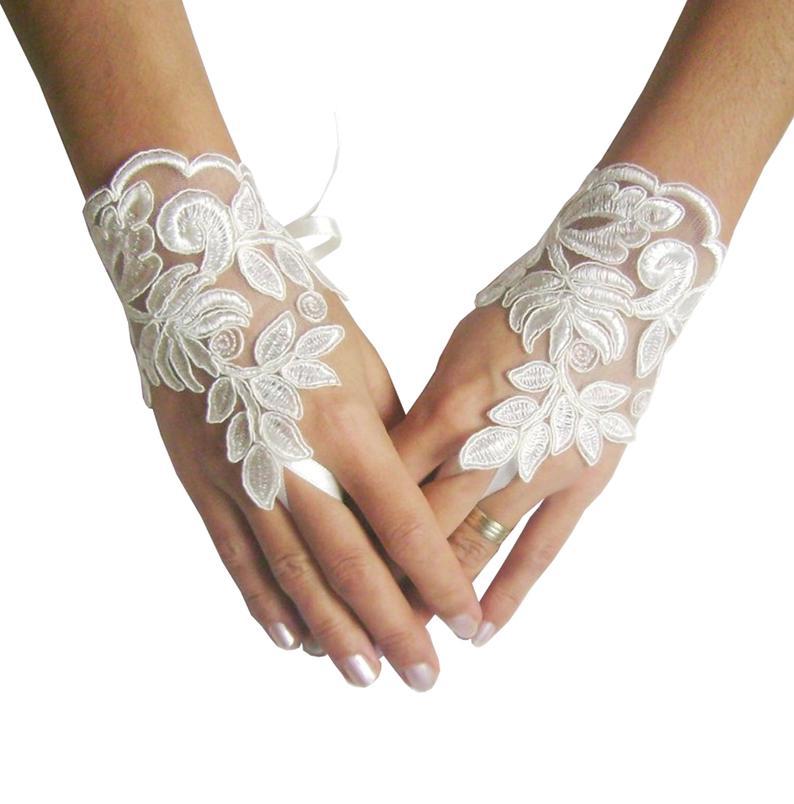 Hochzeit - Ivory Wedding gloves, french lace gloves, bridal gloves, lace gloves, fingerless gloves, ivory glove, bridal shower, gloves lace, wedding