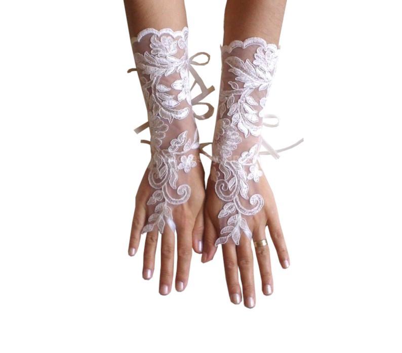 Свадьба - Long Ivory Wedding gloves, bridal gloves, lace gloves, fingerless gloves, ivory gloves, french lace gloves, long lace glove, lace mittens,