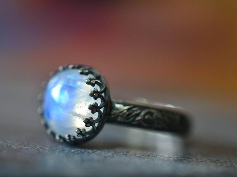 زفاف - 10mm Rainbow Moonstone Ring, Custom Engraving Engagement Ring, Renaissance Style Jewelry, Oxidized Silver Ring, Natural Gemstone Jewelry