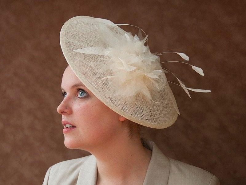 Свадьба - Bridal hat, vintage style, bridal fascinator cream, Ivory bridal headpiece, ivory hair accessories, wedding, Service Hat, Derby, 50s, 40s