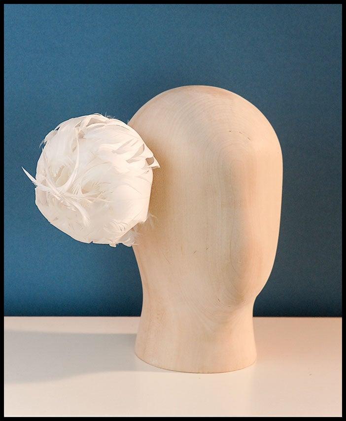 زفاف - White feather flower ,bridal fascinator ,wedding hat,peony flower headpiece,