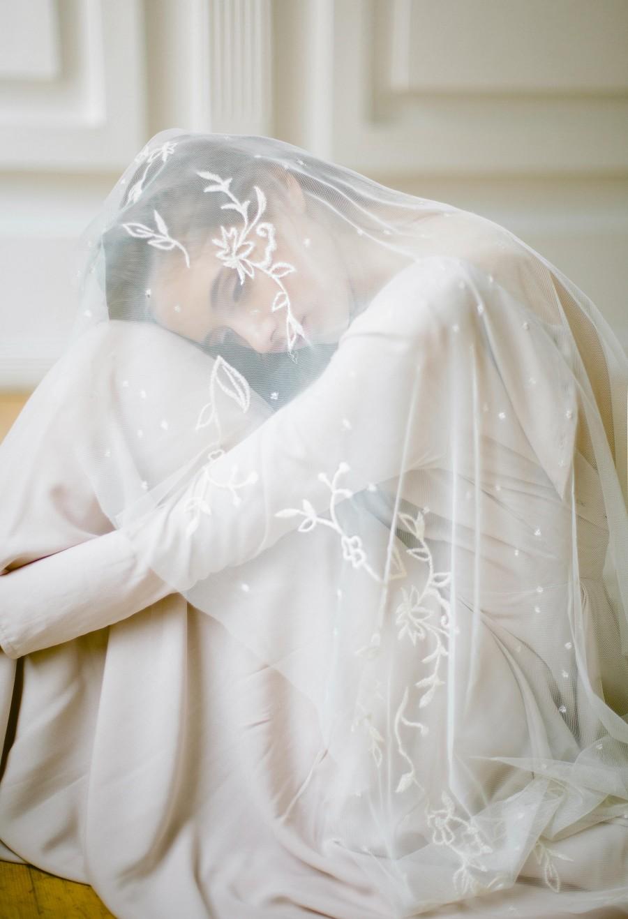 Hochzeit - Vintage inspired veil with floral embroidery