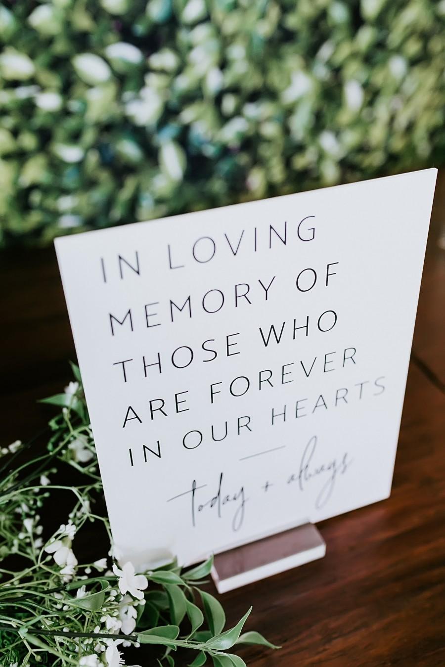 Hochzeit - In Loving Memory Of Those Who Are Forever in Our Hearts Modern Clear Glass Look Acrylic Wedding Sign, Those Forever in our Hearts, SIG