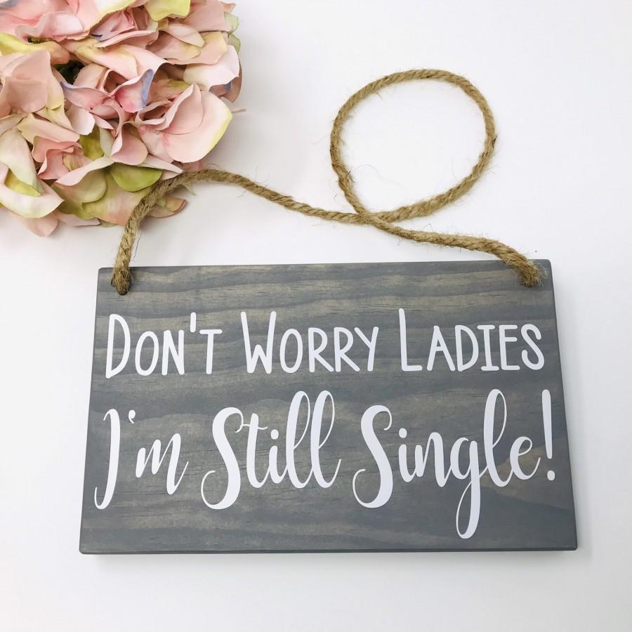 Mariage - Don't Worry Ladies I'm Still Single Wood Sign, Ring Bearer Sign, Rustic Wedding Decor, Still Single Sign, Wedding Decor, Rings Sign