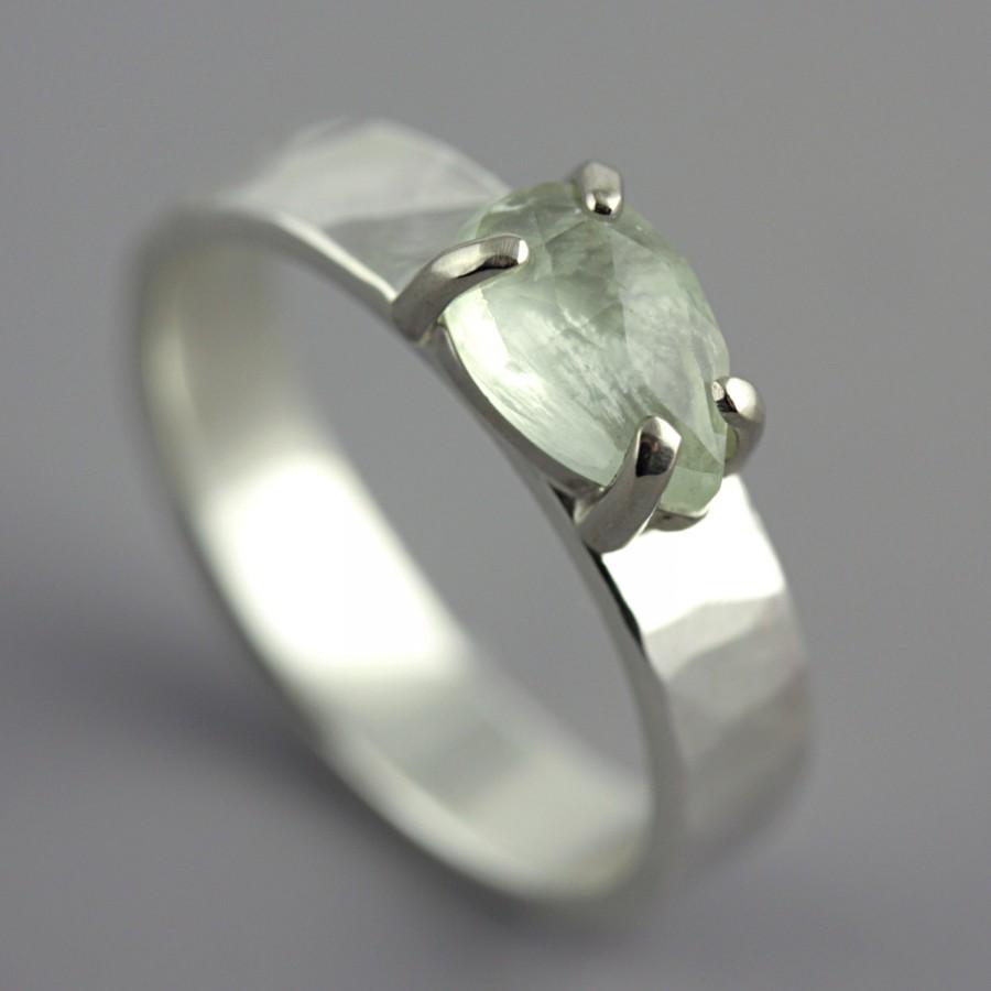 زفاف - Hammered 14k White Gold Ring with Faceted Pear Shaped Prehnite - Green Stone Ring - Rose Cut Stone - Wide Simple Modern Ring - Made to Order