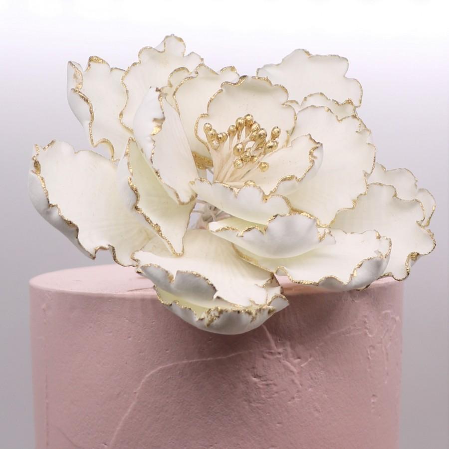 Hochzeit - Garden Peony Flowers - White with Gold Tips and Stamens Cake Toppers - Gumpaste Sugar Flowers