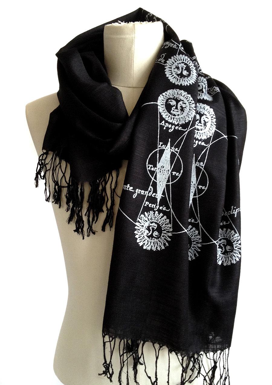 زفاف - Eclipse Printed Scarf. Sun and Moon, solar & lunar eclipse, night sky scarf. Bamboo fringed pashmina. Gift for her, intuitive, healing arts