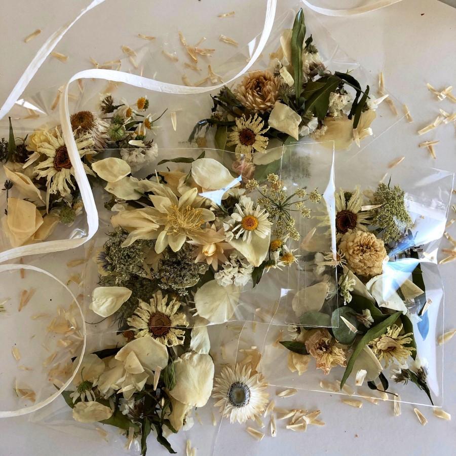 Hochzeit - Real Dried Flowers, Wedding Confetti, Dried Flower Petals, Aisle Decorations, Petals, Wedding Decor, Flower Girl Basket, Biodegradable