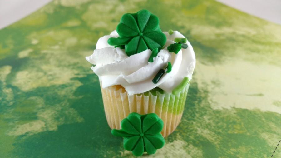 Свадьба - Edible Fondant Four Leaf Clover-Fondant Shamrock-Set of 12-Cake/Cupcake Decorations, Cake Topper, Cloverleaf Cupcake Topper, St. Patrick's