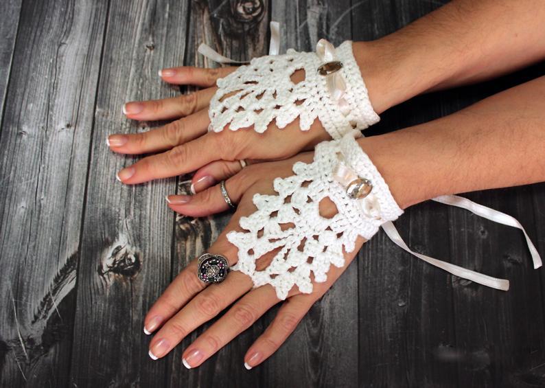 Mariage - White crochet wedding bridal gloves with satin ribbon, crochet mittens bracelet, fingerless lace gloves, bridal accessories,