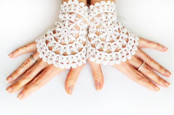 Hochzeit - White crochet wedding bridal gloves with organza ribbon, boho bride gloves crochet mittens bracelet, fingerless lace gloves cuff mittens