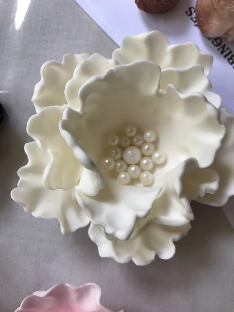 Свадьба - White fondant flowers Peony edible flowers vintage wedding cake topper white with white medallion pearl sugar flower decorations
