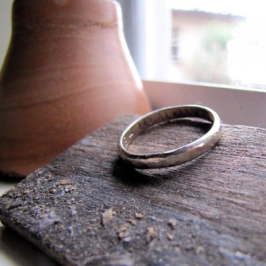 Mariage - Rustic hammered 18k white gold wedding band