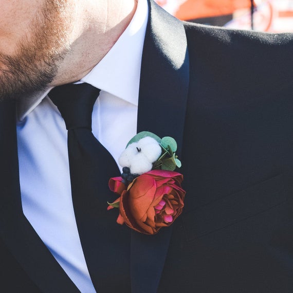 Свадьба - White burgundy groom boutonniere Winter wedding floral accessory Cotton flower buttonhole Flower pin for men Rustic groomsmen boutonniere
