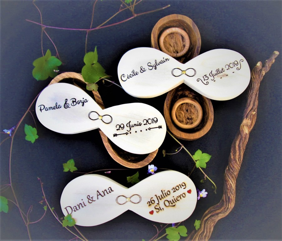 Свадьба - Custom wooden wedding ring holder, handmade, original, infinite symbol, infinite wedding ring holder, wedding ring box
