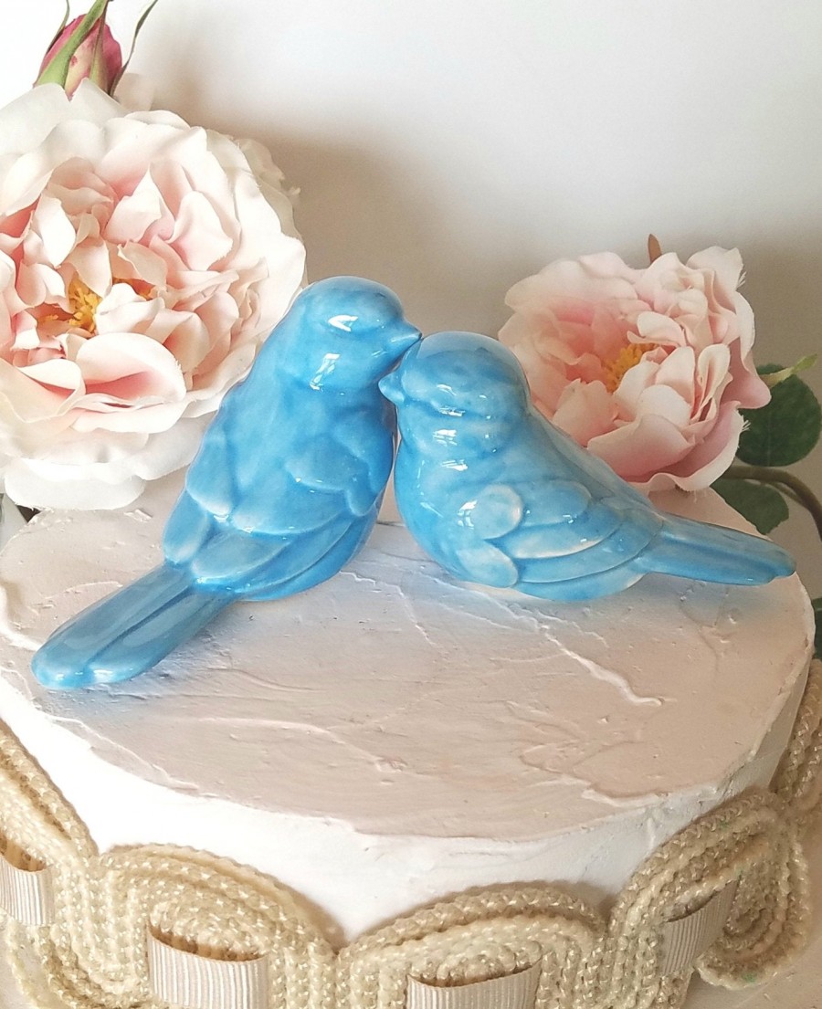 Mariage - Blue Love Birds Wedding Cake Topper Sky Blue Wedding Cake Ceramic Bird Home Decor Wedding Favors Wedding Keepsake