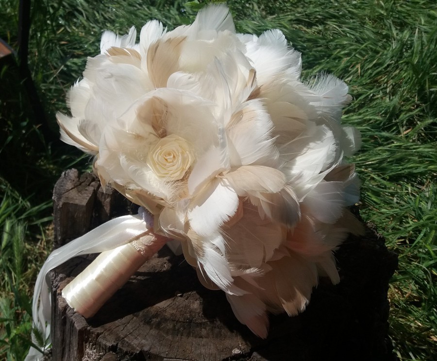 Mariage - Champagne Bridal bouquet, Feather bouquet, Beige wedding flowers, Great Gatsby Wedding bouquet, Bouquet of roses,Vintage bouquet, YOUR COLOR