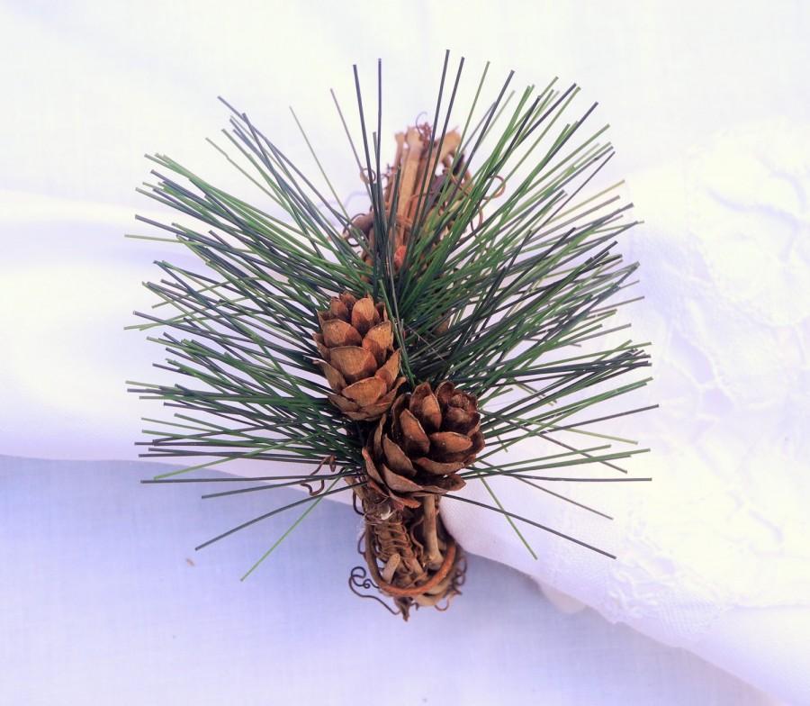Свадьба - Set of 4 winter napkin rings with pine needles and two mini pine cones, Holiday napkin rings, Christmas decor, winter wedding, holiday decor