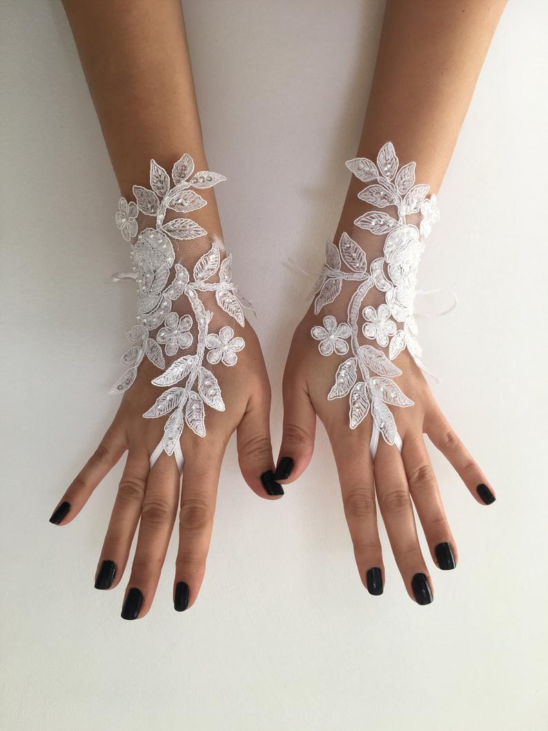 Mariage - Ivory or white Wedding Gloves, Bridal Gloves, lace gloves, Handmade gloves, bride glove bridal gloves lace gloves fingerless gloves