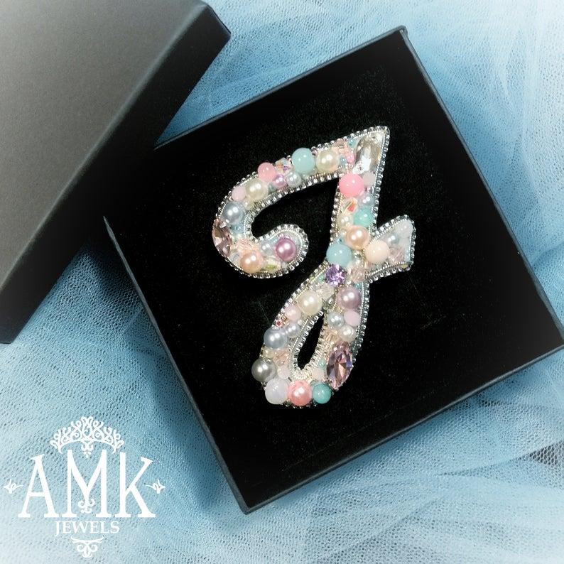 Свадьба - Personalized embroided brooche, brooche j ready for shipping, embroided letter, beaded custom brooch, beaded letter j, embroided beaded j