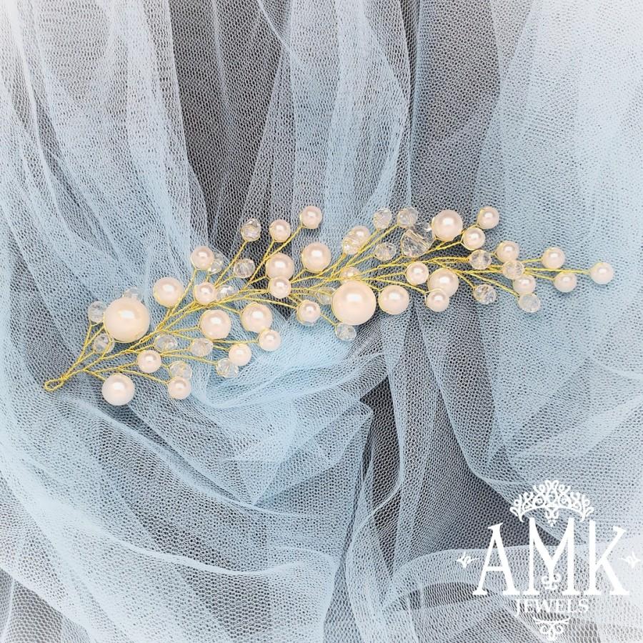 Hochzeit - This small delicate hair accessory will match to any bridal hairstyle. Fasten with hair pins or with comb. Made of pearl beads and Czech crystal. MEASUREMENT Approx. 6" long ⠀ ▶️ Hair vines - #amkjewelshairvines ▶️ Gold colour - #amkjewelsgold ▶️ Big bead