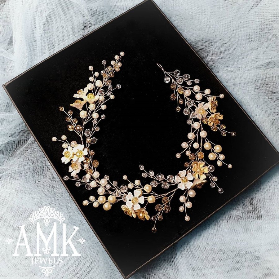 Hochzeit - Beautiful Bridal wreath for boho or rustic wedding for bride or as a gift for bridesmaids. ⠀ This beautiful boho wire hair crown, hair vine is a lovely finishing touch for the boho chic bride. Clusters of champaign beads are mixed with ivory and creamy pe