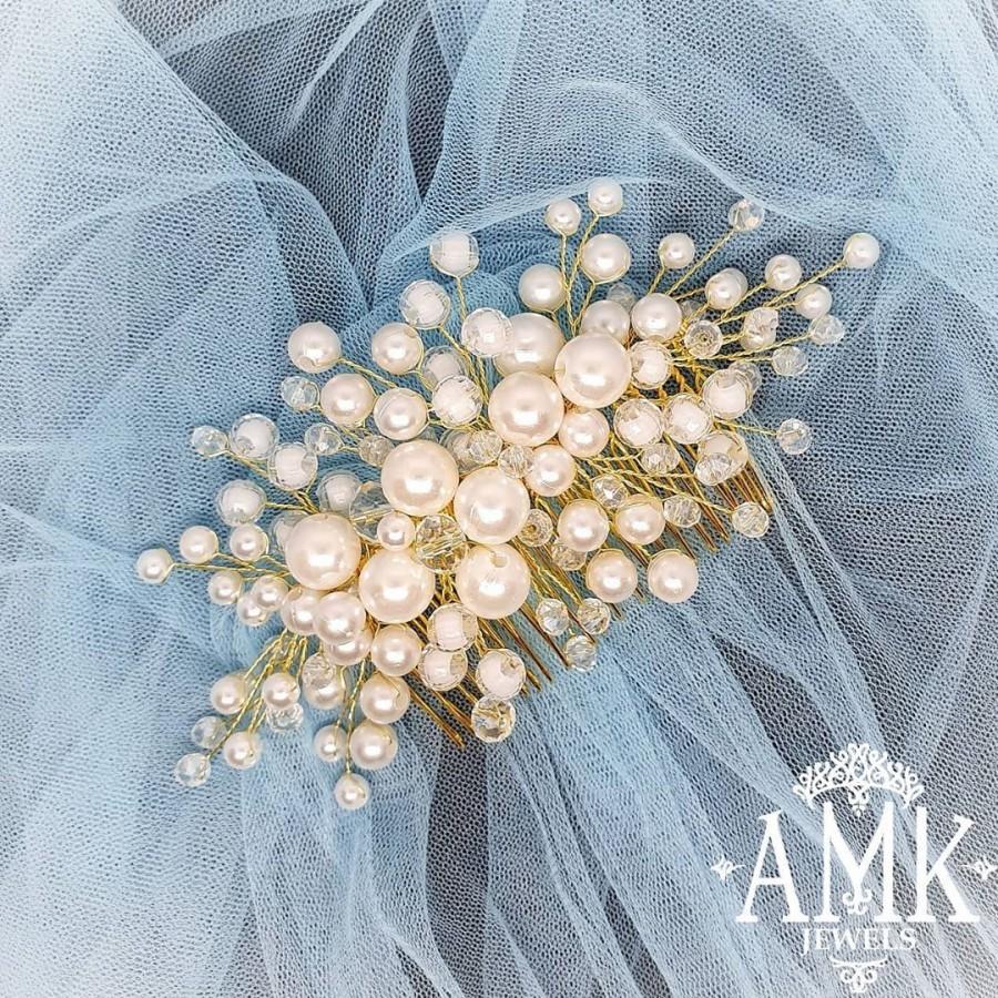 Mariage - DecorAtive bridal comb with pearl beads different sizes and Cxech crystal. Can be in gold and silver. Delivery all over the world takes about 10-40 days (free shipping) MEASUREMENT Approx. 4" long x 2,5" tall ⠀ ▶️ Decorative combs - #amkjewelscombs ⠀ 