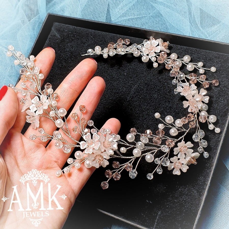Свадьба - This bridal hairpiece is very versatile and can be worn in many hairstyles from a headband, a back swag or woven into ponytails and braids. Embellished with white flowers & sparkly Czech crystals. The wire is flexible and easy to shape. It can be worn wit