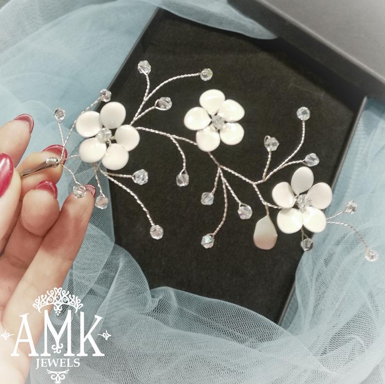 Mariage - Wedding hair pin with white flowers, little branch for bride, branch with white flowers for wedding, bridesmaid hair accessory, floral pin