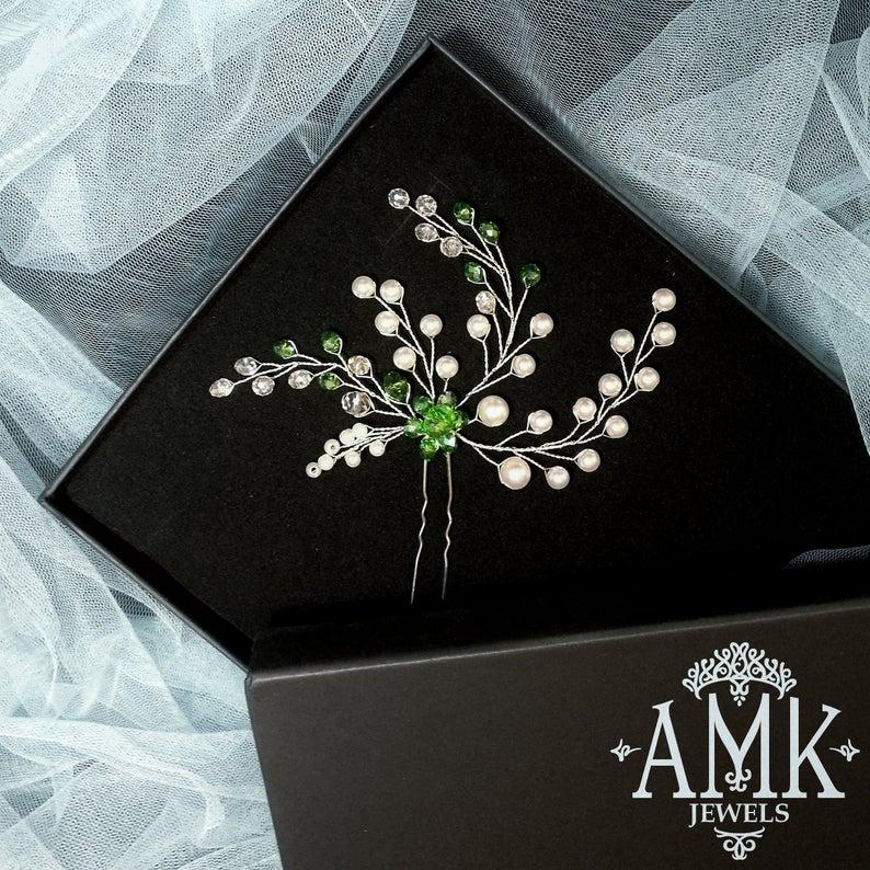 Свадьба - White and green hair pin, bridesmaid hair pin with green crystals, bridal hair pin, rustic hair accessory, bridal hair pin, wedding hair pin