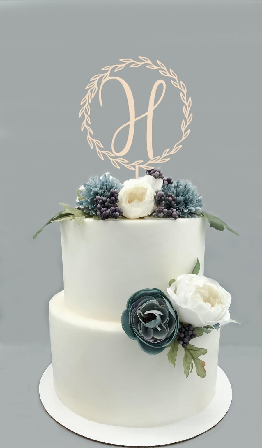 Свадьба - Personalized Wood Wreath Cake Topper - Custom Monogram Wedding Cake Topper, Rustic Wedding Decor, Cake Decor, Engagement Cake, Bridal Shower