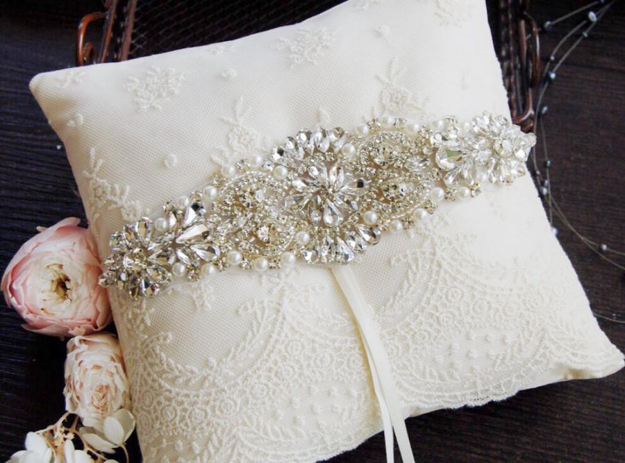 Свадьба - Beautiful rhinestone Wedding ring pillow.ring pillow,lace ring bearer pillow,wedding gift ,wedding Accessories.Ivory lace ring pillow
