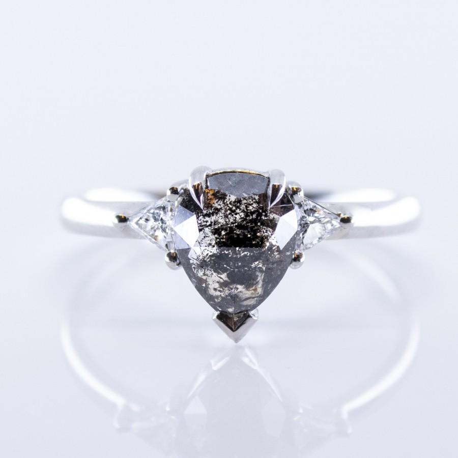 زفاف - 1.51ct Pear-shaped Salt and Pepper Diamond Ring, Women's black grey Diamond Ring, Alternative Trilogy Ring in platinum