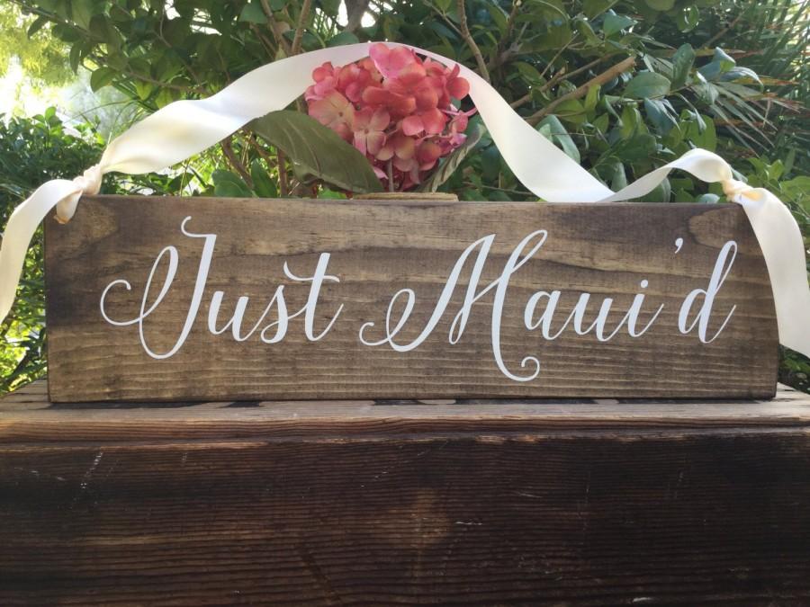Свадьба - Just Maui'D Sign - Just Married Sign - Welcome Sign - Sweetheart Sign - Wedding Photo Prop - Calligraphy Sign - Rustic and Stained - 20 X 5