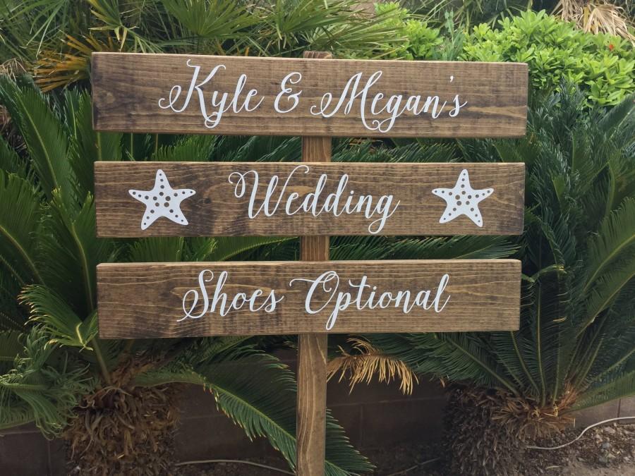 Свадьба - Shoes Optional Sign - Beach Wedding Sign - Destination Wedding Sign - Beach Sign - Directional Wedding Signs - Rustic and Stained- 4ft Stake