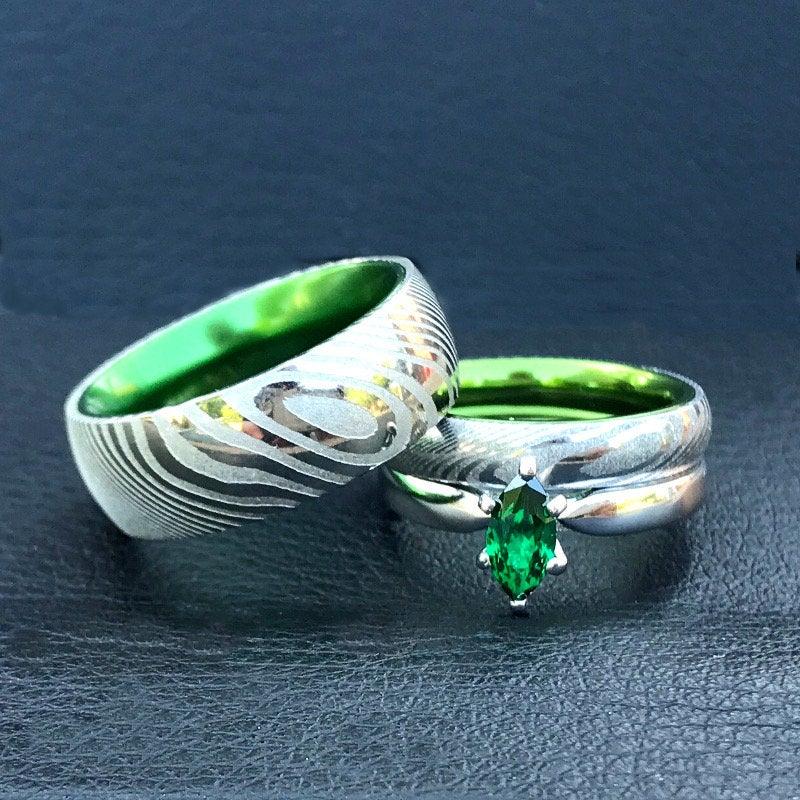زفاف - Damascus Steel Ring Set His and Her Steel & Sterling Silver Emerald Green Marquise Interior Wedding Band Set - FREE ENGRAVING
