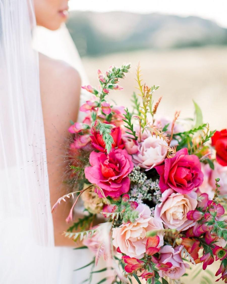 Mariage - Crushing on past color while my garden gets up to speed. Photo: @dejoyphotography Bride: @homespun.mama Garden roses: @fieldsketch_farm